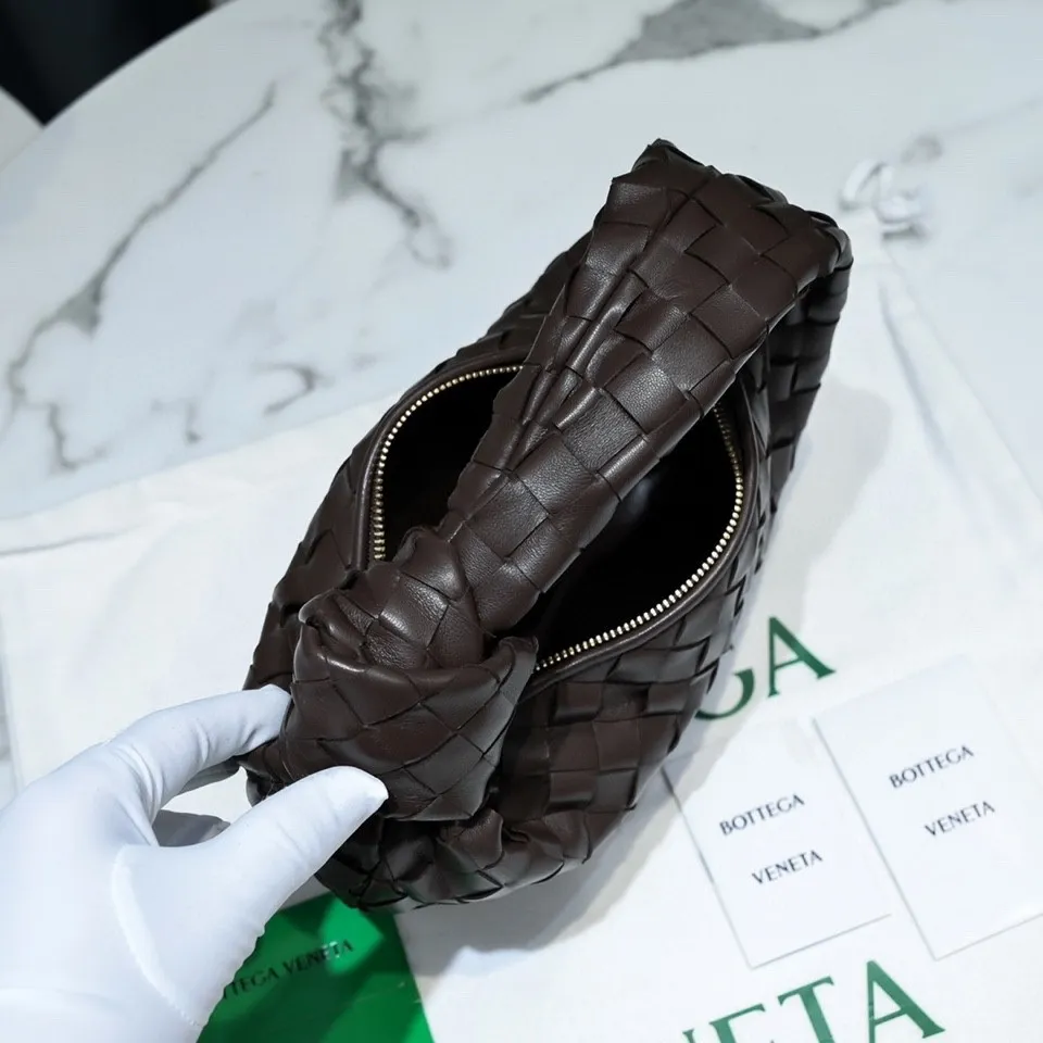 Batch 1120 BV Bottega Veneta's new early spring women's MINI JODIE handbag BV bag 🔥The new method is based on the original rounded corners, knotted with classic woven leather round hobo bag, The most iconic triangular pull-out design, using sheepskin draped soft shape, is super suitable for concave shapes~ Jodie feels really gentle to people, and is definitely the best item for daily matching. It has the same weave, new elements and twists, is compact and versatile, and is the new favorite of street style Internet celebrities! Dimensions: 23x28x8 Model: 6699-1
